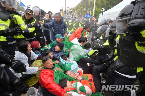【성주=뉴시스】우종록 기자 = 23일 오전 경북 성주군 초전면 소성리 사드(THAAD·고고도미사일방어체계) 기지 진입로인 진밭교에서 경찰이 국방부의 건설장비·자재 반입을 반대하는 사드 반대 단체 회원과 주민을 강제 해산시키고 있다. 2018.04.23. wjr@newsis.com