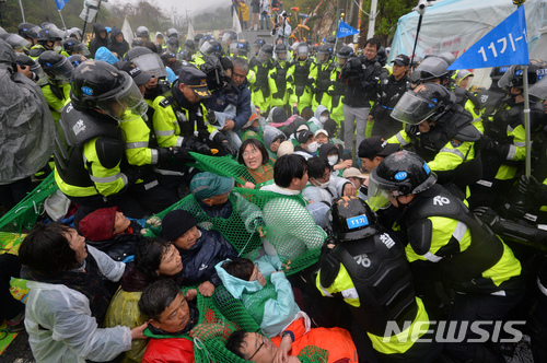 【성주=뉴시스】우종록 기자 = 23일 오전 경북 성주군 초전면 소성리 사드(THAAD·고고도미사일방어체계) 기지 진입로인 진밭교에서 경찰이 국방부의 건설장비·자재 반입을 반대하는 사드 반대 단체 회원과 주민을 강제 해산시키고 있다. 2018.04.23. wjr@newsis.com