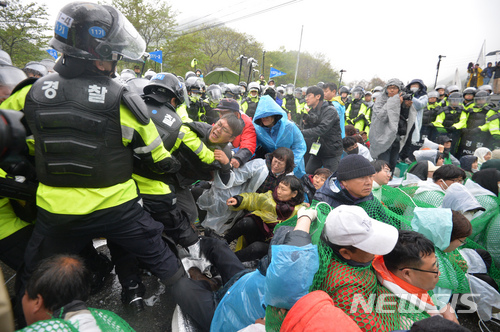 【성주=뉴시스】우종록 기자 = 23일 오전 경북 성주군 초전면 소성리 사드(THAAD·고고도미사일방어체계) 기지 진입로인 진밭교에서 경찰이 국방부의 건설장비·자재 반입을 반대하는 사드 반대 단체 회원과 주민을 강제 해산시키고 있다. 2018.04.23.&nbsp; wjr@newsis.com
