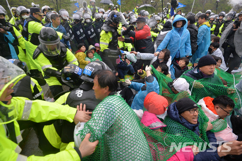 【성주=뉴시스】우종록 기자 = 23일 오전 경북 성주군 초전면 소성리 사드(THAAD·고고도미사일방어체계) 기지 진입로인 진밭교에서 경찰이 국방부의 건설장비·자재 반입을 반대하는 사드 반대 단체 회원과 주민을 강제 해산시키고 있다. 2018.04.23. wjr@newsis.com
