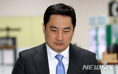 【서울=뉴시스】이영환 기자 = 강용석 변호사가 지난 4월23일 오전 서울 서초구 서울중앙지법에서 열린 '도도맘 소송문서 위조' 관련 2차 공판에 출석하고 있다. 2018.04.23.&nbsp; 20hwan@newsis.com