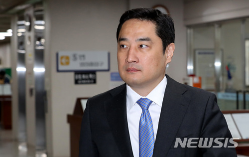 【서울=뉴시스】이영환 기자 = 강용석 변호사가 지난 4월23일 오전 서울 서초구 서울중앙지법에서 열린 '도도맘 소송문서 위조' 관련 2차 공판에 출석하고 있다. 2018.04.23. 20hwan@newsis.com