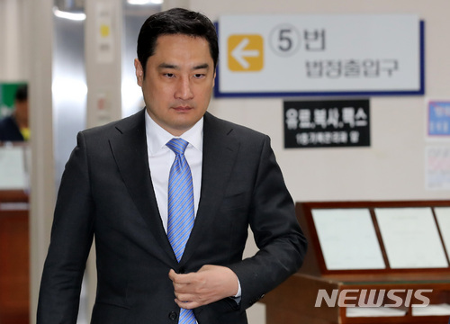 【서울=뉴시스】이영환 기자 = 강용석 변호사가 지난 4월23일 오전 서울 서초구 서울중앙지법에서 열린 '도도맘 소송문서 위조' 관련 2차 공판에 출석하고 있다. 2018.04.23. 20hwan@newsis.com