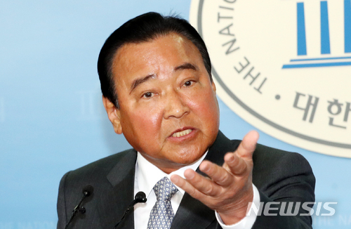 【서울=뉴시스】이종철 기자 = 이완구 전 국무총리가 지난 4월23일 오전 서울 여의도 국회 정론관에서 긴급 기자회견을 열고 거취에 관련된 입장을 밝히고 있다. 2018.04.23. jc4321@newsis.com