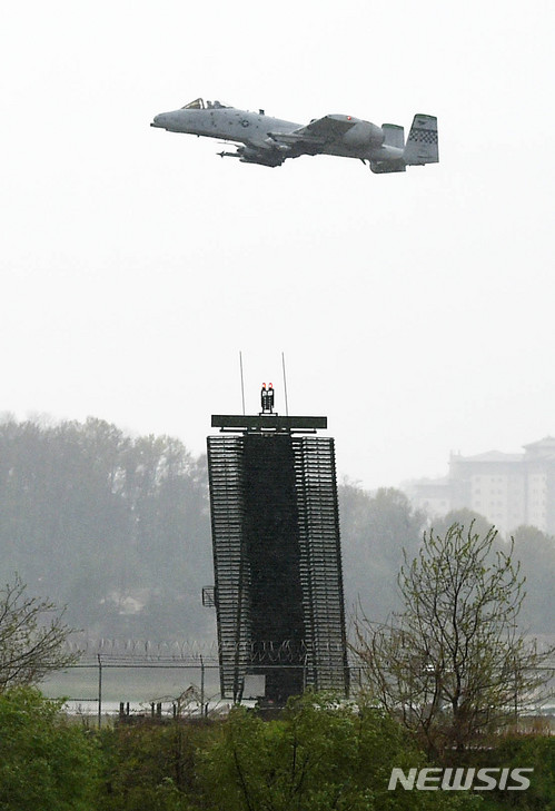 【평택=뉴시스】이정선 기자 = 한·미 연합군사훈련인 키리졸브(Keyresolve·KR)연습이 실시된 23일 오전 경기 평택 주한미군 오산공군기지에서 A-10 전투기가 이륙하고 있다. 2018.04.23. ppljs@newsis.com