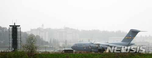 【평택=뉴시스】이정선 기자 = 한·미 연합군사훈련인 키리졸브(Keyresolve·KR)연습이 실시된 23일 오전 경기 평택 주한미군 오산공군기지에서 C-17 글로브마스터가 착륙하고 있다. 2018.04.23. ppljs@newsis.com