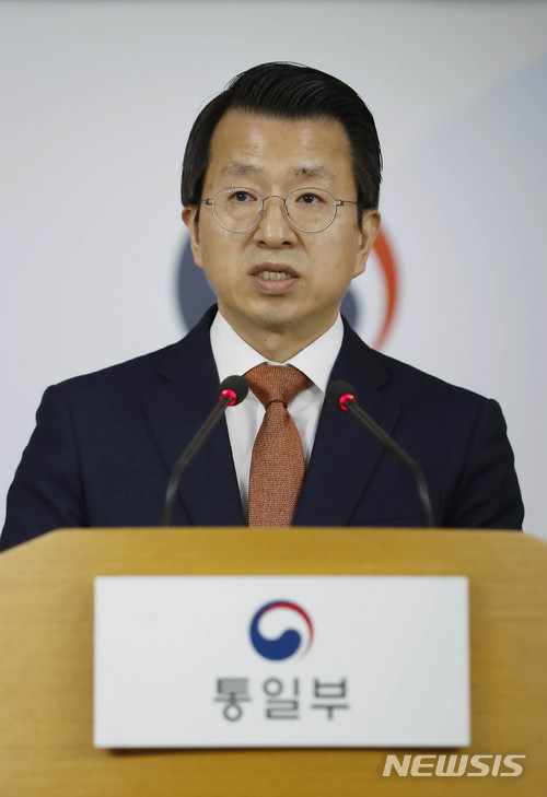 【서울=뉴시스】최동준 기자 = 백태현 통일부 대변인이 23일 서울 종로구 정부서울청사 브리핑실에서 정례브리핑을 하고 있다. 2018.04.23.&nbsp; photocdj@newsis.com