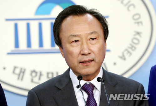 【서울=뉴시스】박영태 기자 = 23일 오전 서울 영등포구 여의도 국회 정론관에서 진행된 북한 인권 관련 기자회견에서 홍일표 의원이 발언하고 있다. 2018.04.23.since1999@newsis.com