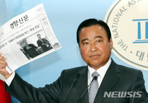 【서울=뉴시스】이종철 기자 = 이완구 전 국무총리가 지난해 4월23일 오전 서울 여의도 국회 정론관에서 긴급 기자회견을 열고 있다. 2018.04.23. jc4321@newsis.com