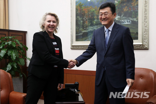 【서울=뉴시스】고승민 기자 = 윤순구 외교부 차관보가 23일 서울 종로구 외교부 청사에서 열린 수전 손턴 미국 국무부 동아시아 태평양 담당 차관보 대행과의 회담에서 대화를 나누며 인사를 하고 있다. 2018.04.23. photo@newsis.com