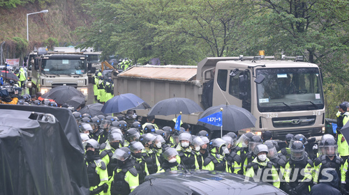 【성주=뉴시스】우종록 기자 = 23일 오전 경북 성주군 초전면 소성리 진밭교 앞에서 경찰의 호의 속에 주한미군 사드(THAAD·고고도미사일방어체계) 기지의 생활공간 개선을 위한 건설장비와 자재 차량이 기지로 이동하고 있다. 2018.04.23. wjr@newsis.com