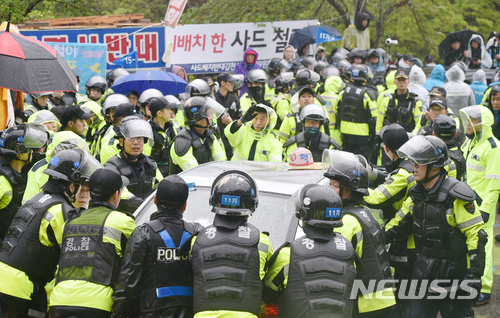 【성주=뉴시스】우종록 기자 = 23일 오전 경북 성주군 초전면 소성리 사드(THAAD·고고도미사일방어체계) 기지 진입로인 진밭교에서 경찰이 사드 반대 단체 회원의 차량을 이동시키고 있다. 2018.04.23. wjr@newsis.com