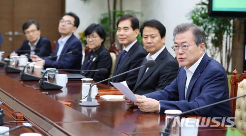 【서울=뉴시스】전신 기자 = 문재인 대통령이 23일 청와대 여민관에서 열린 수석보좌관회의를 주재하고 있다. 2018.04.23. photo1006@newsis.com