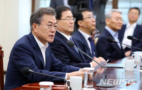 【서울=뉴시스】전신 기자 = 문재인 대통령이 23일 청와대 여민관에서 열린 수석보좌관회의를 주재하고 있다. 2018.04.23.&nbsp; photo1006@newsis.com