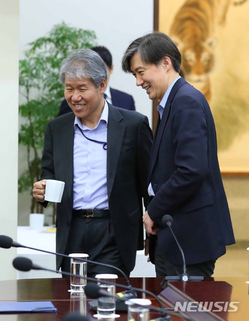 【서울=뉴시스】전신 기자 = 조국 민정수석과 김수현 사회수석이 23일 청와대 여민관에서 열린 수석보좌관회의에 참석하고 있다. 2018.04.23. photo1006@newsis.com