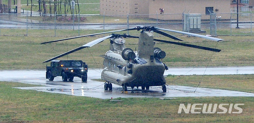 【평택=뉴시스】이정선 기자 = 한·미 연합군사훈련인 키리졸브(Keyresolve·KR)연습이 실시된 23일 오후 경기 평택 캠프험프리 치누크 헬기가 계류되어 있다. 2018.04.23. ppljs@newsis.com