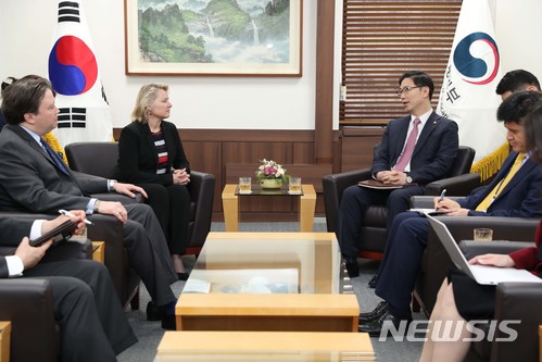 【서울=뉴시스】 23일 서울 종로구 정부서울청사 통일부에서 북미정상회담 미국 측 실무자 수잔 손턴 국무부 동아시아태평양 담당 차관보 대행이 천해성 통일부 차관과 접견, 면담하고 있다. 2018.04.23. (사진=통일부 제공) photo@newsis.com