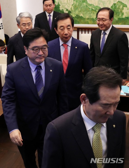 【서울=뉴시스】홍효식 기자 = 정세균 국회의장과 교섭단체 원내대표들이 23일 오후 서울 여의도 국회 의장실에서 열린 회동을 마친 뒤 나서고 있다. 오른쪽 아래부터 시계방향으로 정세균 국회의장, 더불어민주당 우원식, 바른미래당 김동철, 자유한국당 김성태, 평화와정의 노회찬 원내대표. 2018.04.23. yesphoto@newsis.com
