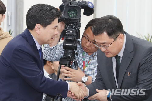 【서울=뉴시스】이종철 기자 = 23일 서울 여의도 국회에서 열린 바른미래당의 '삼성증권 유령주식 사태, 재발방지 대책은?' 정책간담회에서 삼성증권 구성훈 대표이사(오른쪽)가 지상욱 정책위의장과 악수를 하며 고개를 숙이고 있다. 2018.04.23. jc4321@newsis.com