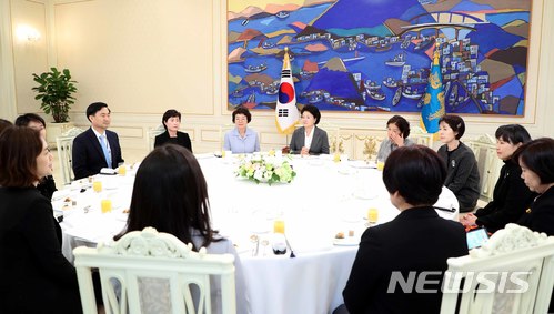 【서울=뉴시스】전신 기자 = 문재인 대통령 부인 김정숙 여사가 23일 청와대 본관 인왕실에서 순직 조종사 유가족 초청 오찬을 하고 있다. 2018.04.23. (사진=청와대 제공) photo@newsis.com