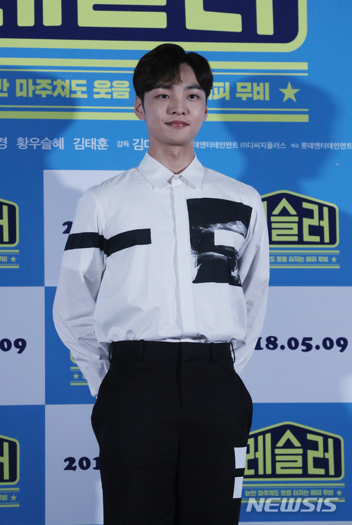 【서울=뉴시스】 조수정 기자 = 배우 김민재가 영화 '레슬러' 시사회가 열린 23일 오후 서울 자양동 롯데시네마 건대입구에서 포즈를 취하고 있다. 2018.04.23. chocrystal@newsis.com