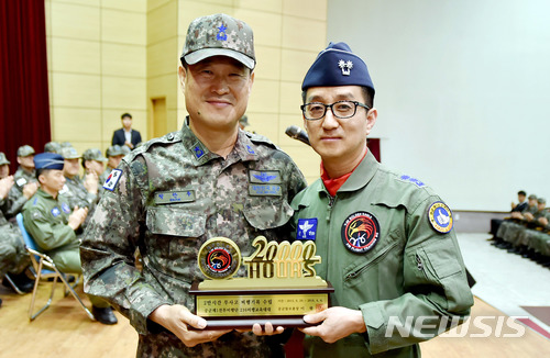 【광주=뉴시스】신대희 기자 = 공군 1전투비행단이 23일 광주 광산구 1전비 강당에서 '2만 시간 무사고 비행안전 시상식'을 개최하고 있다. 2018.04.23. (사진 = 공군 1전투비행단 제공)&nbsp; photo@newsis.com