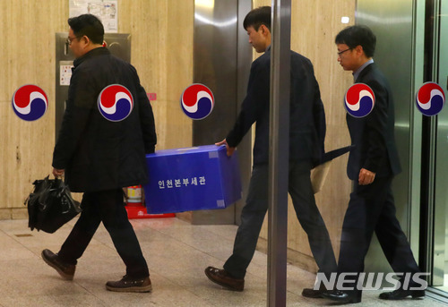 【서울=뉴시스】배훈식 기자 = 밀수 및 관세포탈 등의 혐의를 받고 있는 한진그룹 총수일가에 대한 관세청의 압수수색이 시작된 23일 오후 서울 강서구 대한항공 전산센터에서 관세청 직원들이 압수품을 들고 나오고 있다. 2018.04.23.&nbsp; dahora83@newsis.com 