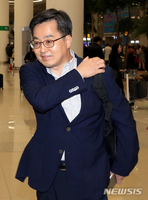 【인천공항=뉴시스】홍찬선 기자 = 한국GM 노사가 '임금·단체협약(임단협)' 잠정합의를 이끌어낸 가운데 김동연 경제부총리 겸 기획재정부 장관이 23일 오후 인천공항에 귀국하고 있다. 김 부총리는 미국 워싱턴에서 열린 주요20개국(G20) 재무장관·중앙은행총재회의 및 국제통화금융위원회(IMFC) 회의를 마치고 이날 귀국했다. 2018.04.23. mania@newsis.com