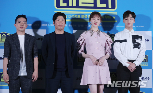 【서울=뉴시스】조수정 기자 = 영화 '레슬러' 시사회가 열린 23일 오후 서울 자양동 롯데시네마 건대입구에서 감독과 배우들이 포즈를 취하고 있다. 왼쪽부터 김대웅 감독, 유해진, 이성경, 김민재. 2018.04.23. chocrystal@newsis.com