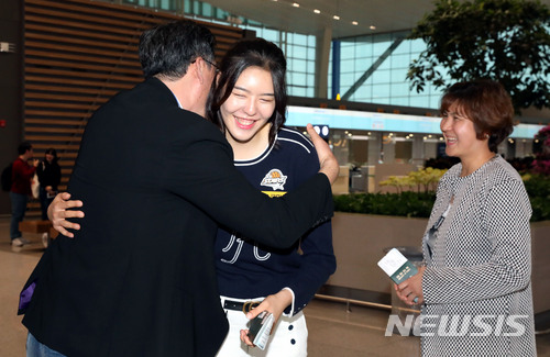【인천공항=뉴시스】홍찬선 기자 = 미국여자프로농구(WNBA) 에 진출하는 박지수가 23일 오후 인천공항에서 출국 전 부모님과 포옹하고 있다. 2018.04.23. mania@newsis.com