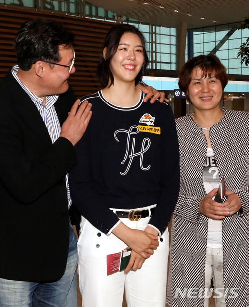 【인천공항=뉴시스】홍찬선 기자 = 미국여자프로농구(WNBA) 에 진출하는 박지수가 23일 오후 인천공항에서 출국 전 부모님과 대화를 나누고 있다. 2018.04.23. mania@newsis.com