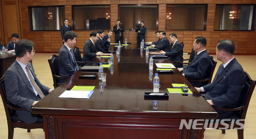 【서울=뉴시스】23일 오후 판문점 북측 통일각에서 김상균(국정원 2차장, 왼쪽 세번째) 수석대표와 북 김창선(국무부위원, 오른쪽 세번째) 단장으로 하는 남북정상회담과 관련 3차 실무회담이 열리고 있다. 2018.04.23. (사진=청와대 제공)&nbsp; photo@newsis.com