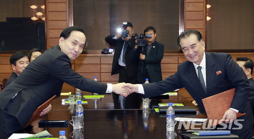 【서울=뉴시스】남북정상회담과 관련해 3차 실무회담이 열린 23일 오후 판문점 북측 통일각에서 김상균(국정원 2차장, 왼쪽) 수석대표와 북 김창선(국무부위원) 단장이 실무회담 합의서 교환 후 악수하고 있다. 2018.04.23. (사진=청와대 제공) photo@newsis.com