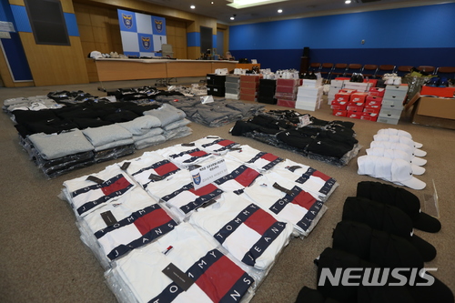 【대전=뉴시스】김양수 기자 = 특허청 상표권 특별사법경찰은 대기업 택배대리점 등을 운영하며 중국으로부터 위조상품 약 28만 여점(정품시가 715억원 상당)을 반입해 판매한 2개 유통조직을 적발, 17명을 상표법 위반혐의로 입건했다고 24일 밝혔다.2018.04.24(사진=특허청 제공) photo@newsis.com