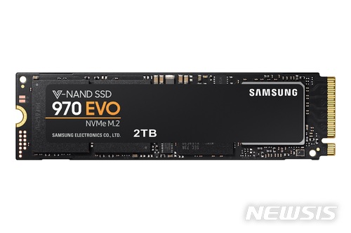 【서울=뉴시스】삼성전자가 새롭게 출시한 최고 성능의 소비자용 NVMe SSD '970 PRO·970 EVO' 시리즈. 2018.04.24 (사진 = 삼성전자 제공) photo@newsis.com 