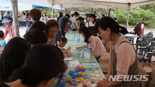 【대구=뉴시스】배소영 기자 = 국립대구박물관은 오는 5월5~7일 야외마당과 해솔관강당 일원에서 '가족의 달 박물관 문화축제'를 연다고 24일 밝혔다. 사진은 지난해 열린 행사. 2018.04.24. (사진=국립대구박물관 제공)photo@newsis.com