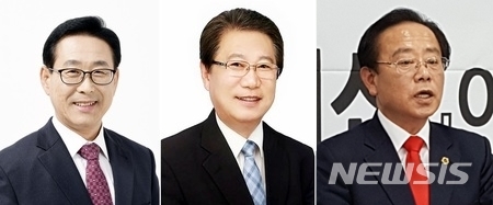 【괴산=뉴시스】김재광 기자 = 나용찬 충북 괴산군수가 24일 대법원 확정 판결로 직위를 상실하면서 다자구도로 치러지는 괴산군수 선거판의 최대 변수로 떠올랐다. 사진 왼쪽부터 더불어민주당 이차영 전 충북도 경제통상국장, 자유한국당 송인헌 전 충북도 혁신도시관리본부장, 무소속 임회무 충북도의원.2018.4.24. kipoi@newsis.com