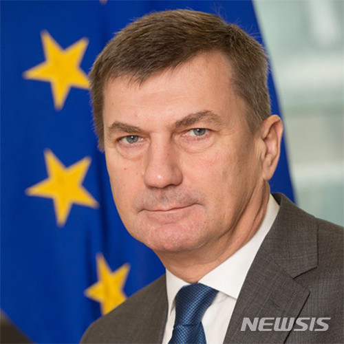 【서울=뉴시스】박상주 기자 = 파이낸셜타임스(FT)는 23일(현지시간) 안드루스 안시프 유럽연합(EU)집행위 디지털 정책 담당 부위원장이 EU 회원국들에게 새로운 ‘쿠키 법’ 초안에 대한 승인을 압박하고 있다고 보도했다. ‘쿠키’란 웹사이트에 접속할 때 자동적으로 만들어지는 임시 정보파일이다. 이용자가 본 내용, 상품 구매 내역, 아이디(ID), 비밀번호, IP 주소 등의 정보를 담고 있다.