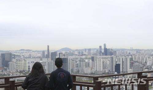 【서울=뉴시스】최진석 기자 = 서울을 비롯한 전국 미세먼지 농도가 좋음을 보이고 있는 24일 오전 서울 남산에서 바라본 도심이 가시거리가 트여 있다. 2018.04.24. myjs@newsis.com