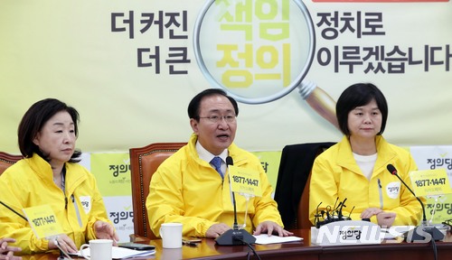【서울=뉴시스】홍효식 기자 = 정의당 노회찬 원내대표가 지난 24일 오전 서울 여의도 국회에서 열린 의원총회에 참석해 모두발언을 하고 있다. 왼쪽부터 심상정 의원, 노회찬 원내대표, 이정미 대표. 2018.04.24. yesphoto@newsis.com