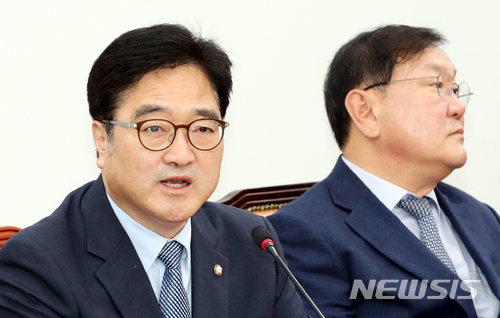 【서울=뉴시스】이종철 기자 = 24일 서울 여의도 국회에서 열린 더불어민주당 원내대책회의에서 우원식 원내대표가 모두발언을 하고 있다. 2018.04.24. jc4321@newsis.com