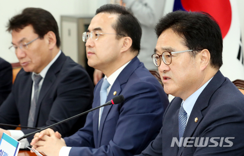 【서울=뉴시스】이종철 기자 = 24일 서울 여의도 국회에서 열린 더불어민주당 원내대책회의에서 우원식 원내대표가 모두발언을 하고 있다. 2018.04.24. jc4321@newsis.com
