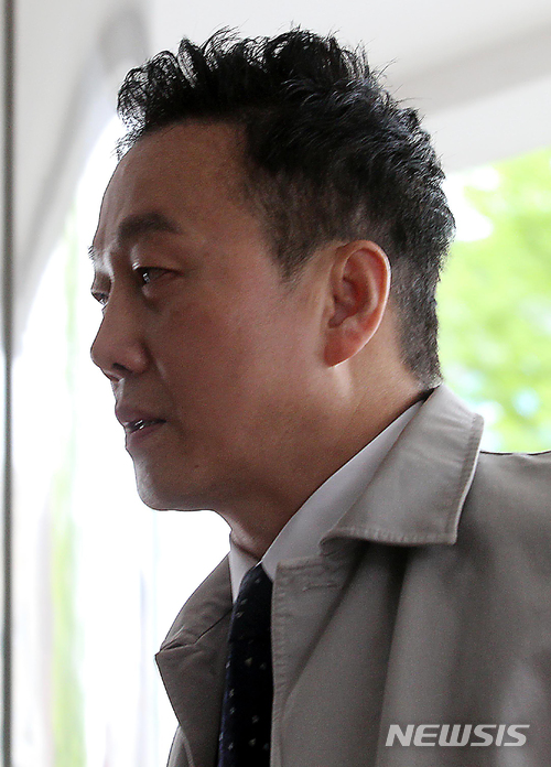 【서울=뉴시스】기자 지망생 성추행 의혹을 받고 있는 정봉주 전 의원이 24일 오전 서울 중랑구 서울경찰청 지능범죄수사대에 피고소인 신분으로 출석하고 있다. 정 전 의원은 이날 오전 10시 출석을 통보받았으나 예정보다 1시간 여 일찍 출석했다. 2018.04.24.(사진=여성경제신문 제공) photo@newsis.com