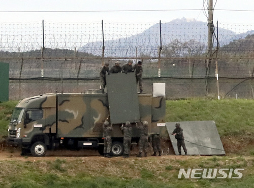 【파주=뉴시스】최진석 기자 = 군사분계선(MDL) 일대 대북 확성기 방송을 중단한지 하루가 지난 24일 오전 경기 파주 군사분계선 인근에서 군장병들이 기동형 확성기 차량을 시설작업하고 있다. 2018.04.24. myjs@newsis.com