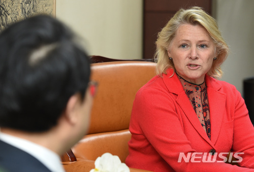 【서울=뉴시스】김진아 기자 = 손턴 미국 국무부 동아시아·태평양 담당 차관보 대행(오른쪽)이 지난 4월 24일 외교부에서 이도훈 외교부 한반도평화교섭본부장과 대화하고 있다. 2018.04.24. photo@newsis.com