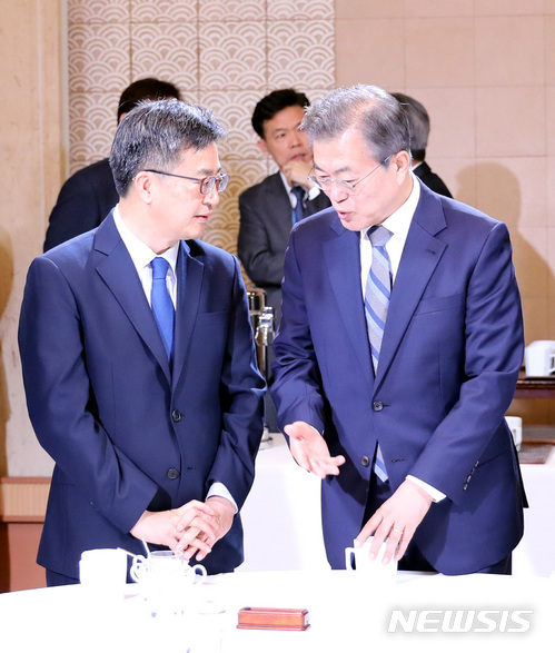 【서울=뉴시스】전진환 기자 = 문재인 대통령이 지난달 24일 오전 청와대 세종실에서 국무회의에 앞서 김동연 경제부총리 겸 기획재정부 장관과 대화하고 있다. 2018.04.24 amin2@newsis.com