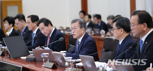 【서울=뉴시스】전진환 기자 = 문재인 대통령이 24일 오전 청와대 세종실에서 국무회의를 주재하고 있다. 2018.04.24&nbsp; amin2@newsis.com