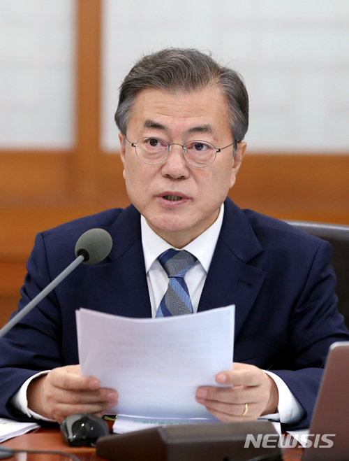 【서울=뉴시스】전진환 기자 = 문재인 대통령이 24일 오전 청와대 세종실에서 국무회의를 주재하고 있다. 2018.04.24 amin2@newsis.com