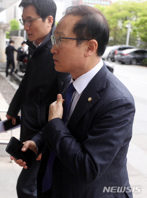 【서울=뉴시스】 추상철 기자 = 한국지엠(GM) 노사합의 다음날인 24일 오전 서울 영등포 여의도 KDB산업은행에서 더불어민주당 홍영표 국회의원이 이동걸 산업은행 회장을 만나기 위해 은행으로 향하고 있다. 2018.04.24.&nbsp; scchoo@newsis.com