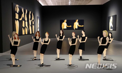 【서울=뉴시스】고범준 기자 = '알렉스 카츠, 모델&댄서' 전시를 앞둔 24일 서울 송파구 롯데월드타워 롯데뮤지엄에서 현대 초상 회화의 거장 알렉스 카츠의 작품들이 공개되고 있다. 이번 전시는 아시아에서 첫 번째로 개최되는 대형 전시로 작가의 작품 세계를 조망하는 초상화, 풍경화, 설치작품부터 신작시리즈까지 총 70여점의 작품을 소개한다. 2018.04.24. bjko@newsis.com
